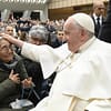 Il papa, dopo al viaggio a Dubai, rinuncia anche a leggere la catechesi del mercoledì